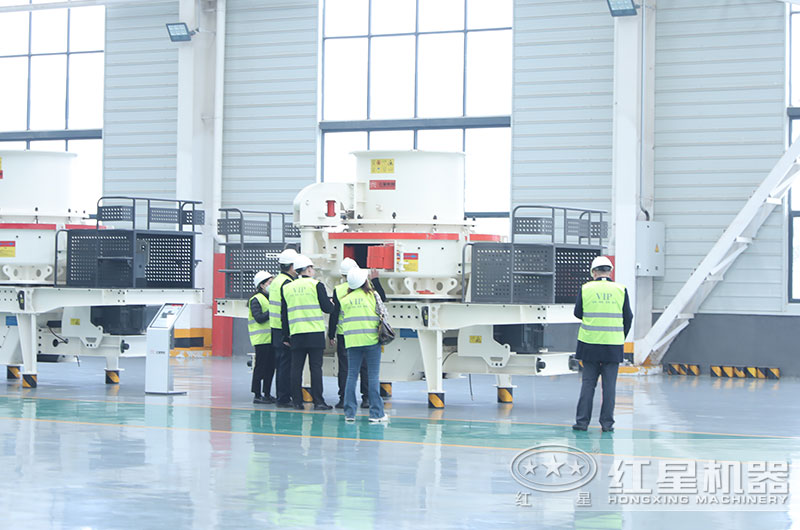 客戶來廠考察鵝卵石制砂設(shè)備 客戶來廠考察鵝卵石制砂設(shè)備