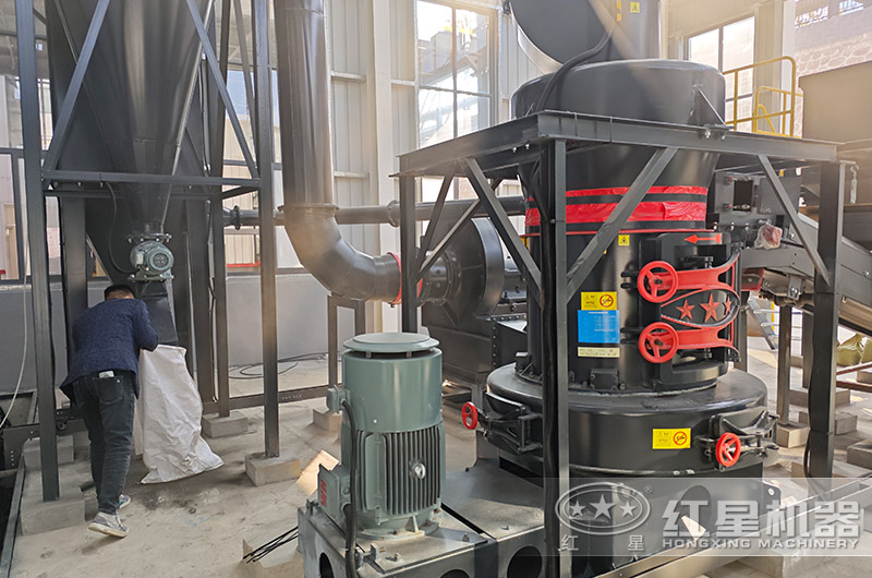 超細立式磨粉機試機現(xiàn)場 超細立式磨粉機試機現(xiàn)場