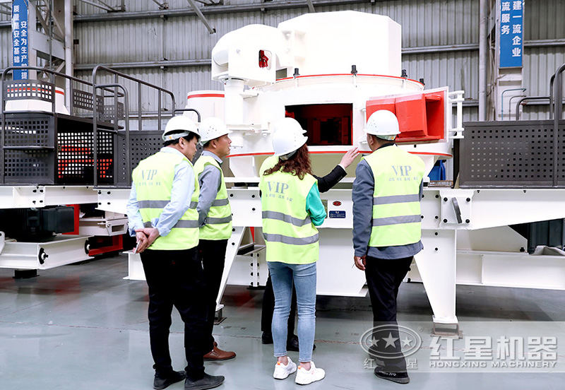 客戶來車間參觀，專業(yè)經(jīng)理接待講解